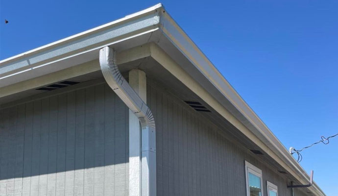 new-modern-house-seamless-aluminum-gutters-installation